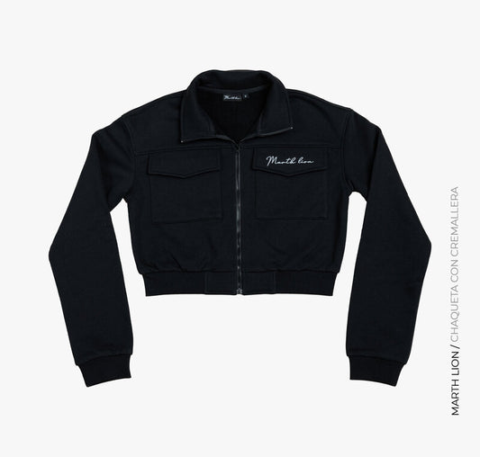 Chaqueta negra con cremallera
